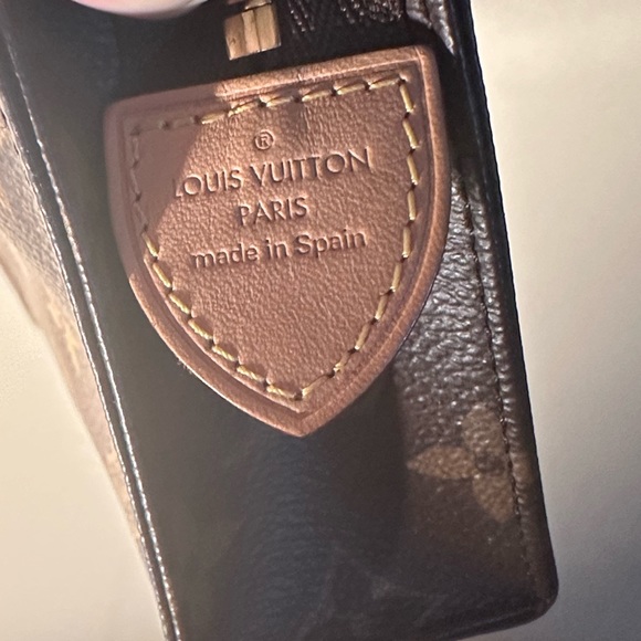 Authentic Louis Vuitton Toiletry 15 (Discontinued). - Picture 2 of 9